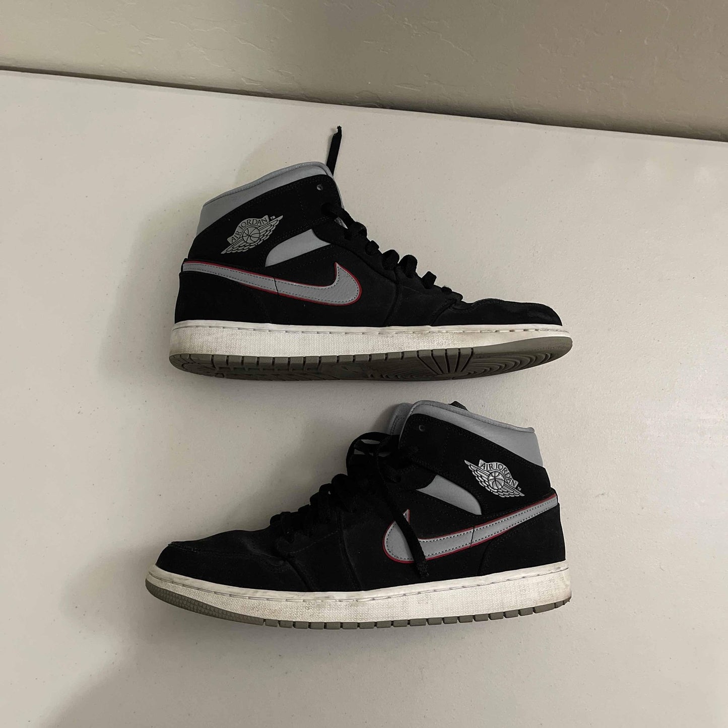 Air Jordan 1 Mid "Black Particle Grey/Gym Red"