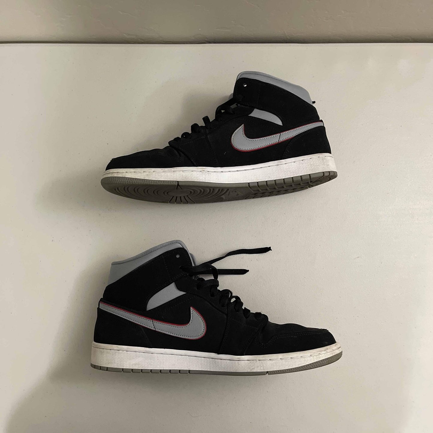 Air Jordan 1 Mid "Black Particle Grey/Gym Red"